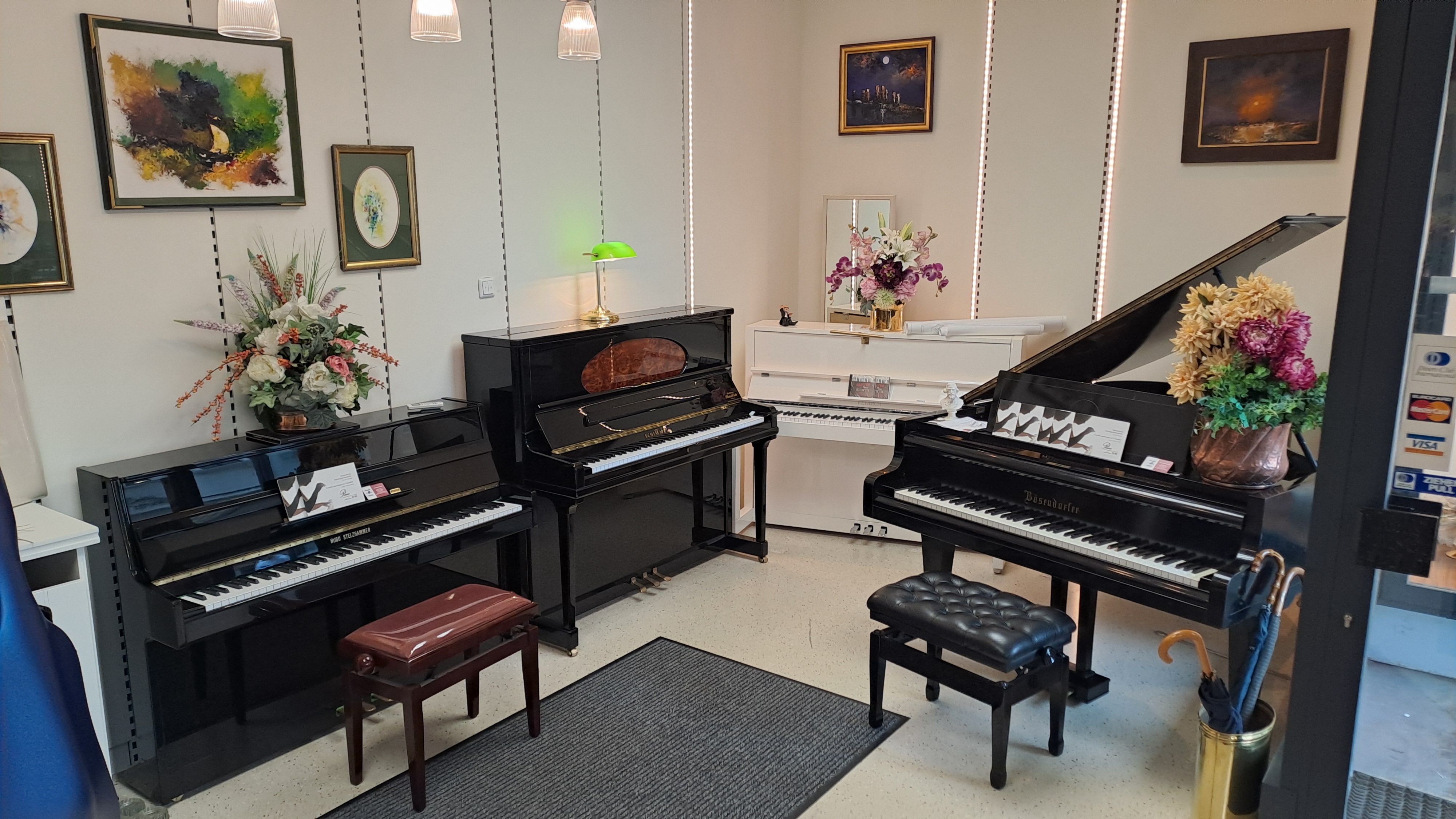 Großes Sortiment an Tasteninstrumenten